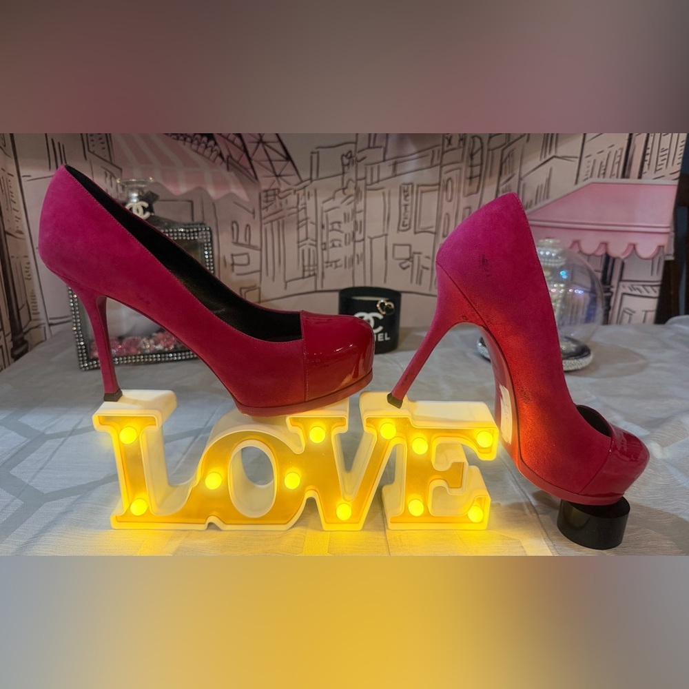 EUC 👠👑YSL
Hot pink pumps.